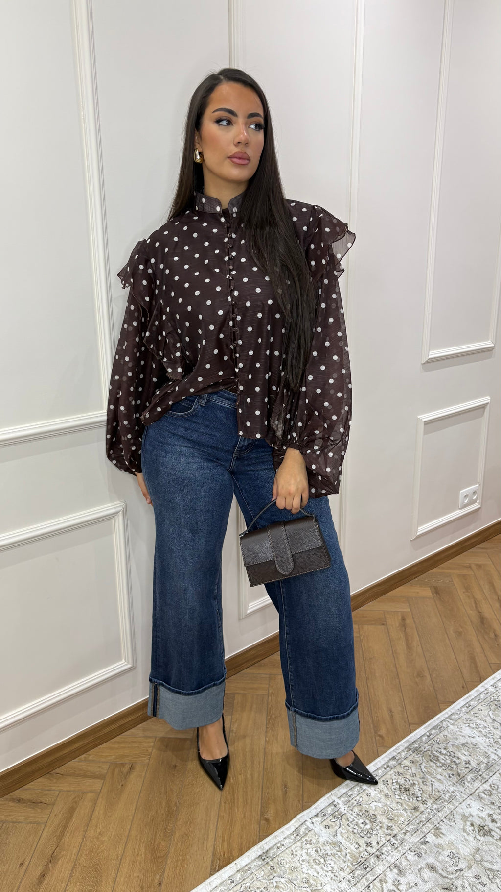 Chemise col rond à motif point blanc et son écharpe