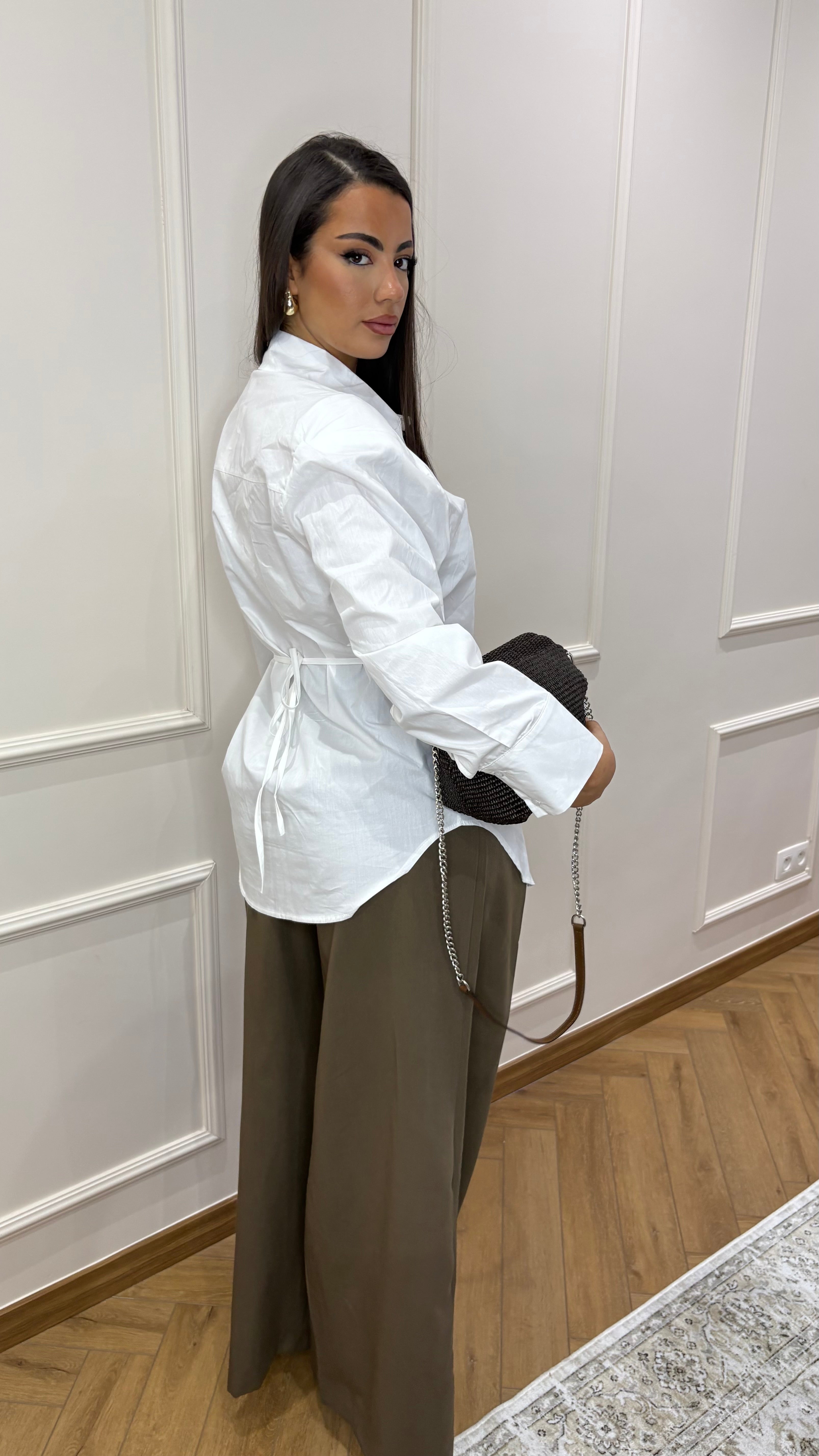 Chemise avec épaulette et corde pour tailler