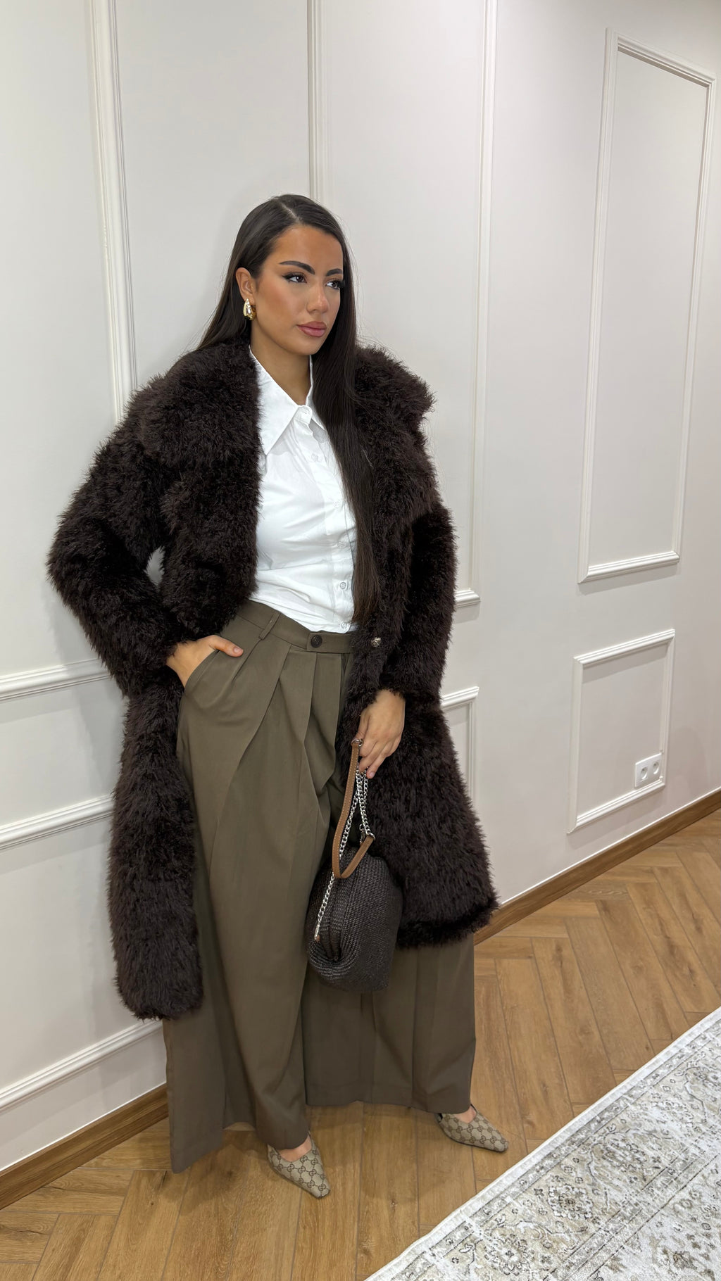 Manteau à fourrure avec ceinture