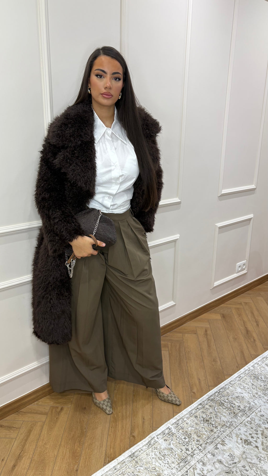 Manteau à fourrure avec ceinture