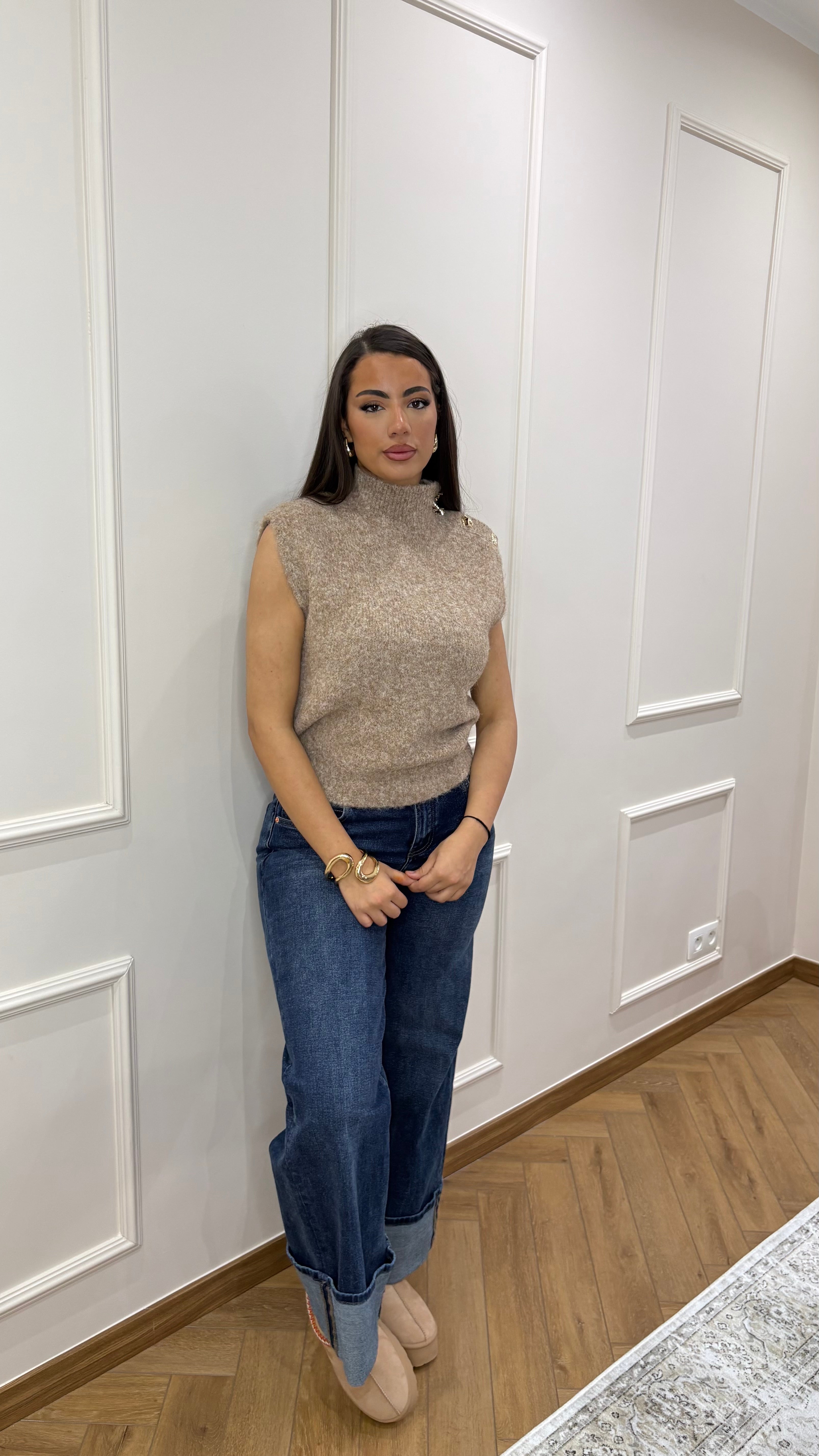 Pull sans manche à bouton doré