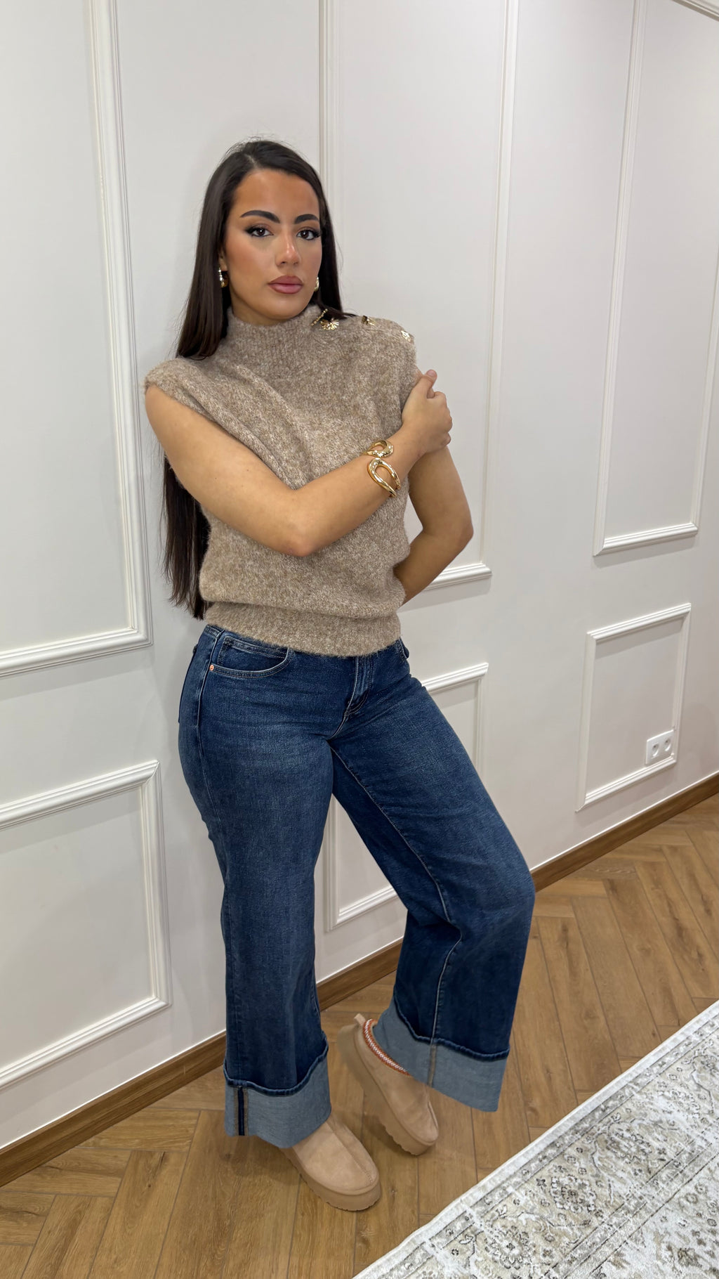 Pull sans manche à bouton doré