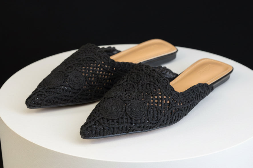 Mule noire en dentelle florale